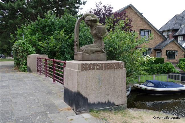 de Bronsteebrug, met sculptuur ontworpen door Hendrik van den Eijnde
              <br/>
              Annemarieke Verheij, 2015-07-13